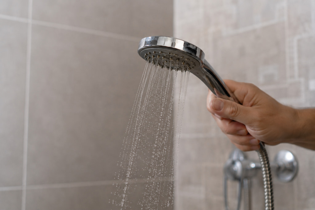 Grifo de ducha con baja presión de agua en una vivienda de Hospitalet de Llobregat